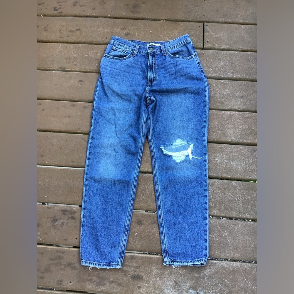 LEVI’S 80’s MOM JEAN SLIGHT DISTRESSING SIZE 28 H21